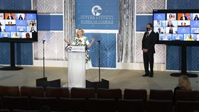 美國際婦女勇氣獎 中國維權律師王宇等14人獲獎美國國務院8日舉辦「國際婦女勇氣獎」頒獎典禮，公開表揚中國維權律師王宇等14名女性。美國國務卿布林肯（右）、第一夫人吉兒．拜登（左）出席致詞。（美國國務院提供）中央社記者徐薇婷華盛頓傳真  110年3月9日