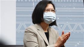 總統出席原住民族與二二八學術研討會（1）總統蔡英文25日上午出席國史館舉辦的「原住民族與二二八」學術研討會，謝謝國史館、台灣文獻館、二二八事件紀念基金會這幾年持續追求二二八事件歷史真相的過程中肩負了多元族群的歷史觀點。中央社記者王騰毅攝  110年2月25日