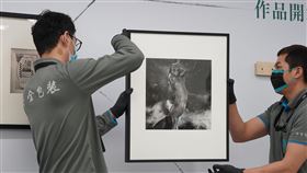 國家攝影文化中心首檔展覽開箱（2）國家攝影文化中心台北館8日舉行首檔國際展「塵與時：從宇宙到居所」開箱記者會，工作人員小心翼翼搬出攝影家東松照明的作品。中央社記者徐肇昌攝　110年3月8日
