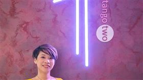 微型創業鳳凰貸款相助　張維倫圓夢擁舞蹈教室從事探戈舞蹈教學的張維倫，為了想要擁有屬於自己的舞蹈教室，在勞動部勞動力發展署中彰投分署協助下，申請「微型創業鳳凰貸款」資金挹注，順利圓夢。（勞動力發展署中彰投分署提供）中央社記者郝雪卿傳真  110年3月8日