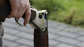 打獵,獵人,槍枝,手槍/pixabay