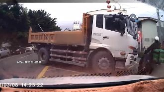 外送員急送餐　撞上砂石車險送命