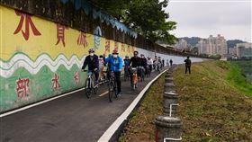 景美溪左岸自行車道完工  侯友宜騎單車體驗新北市長侯友宜（前中）9日上午到新店區體驗全新完工的景美溪左岸自行車道，騎上單車欣賞沿途風光。中央社記者沈佩瑤攝  110年3月9日