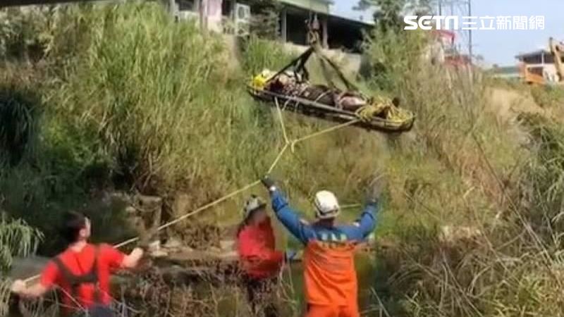 騎車過彎撞護欄　苗栗男摔落沙河橋下