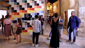 用設計改變城市 義大利死城復甦獲韓設計大獎（1）設計師將設計元素帶進義大利西西里島上一座偏遠城鎮「法瓦拉」（Favara），保留既有建築風貌同時打造藝術展演空間，使這座被遺棄的城市搖身一變成為每年吸引逾10萬人造訪的文化之都。（首爾設計財團提供）中央社記者廖禹揚首爾傳真 110年3月9日