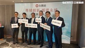 永豐餘投控8日舉行媒體春酒，左起為元太總經理甘豐源、華紙纖維材料事業部總經理陳瑞和、永豐餘工紙總經理吳添旺、永豐餘投控總經理蔡維力、永豐實總經理徐志宏、申豐總經理許志民。（圖／記者戴玉翔攝影）