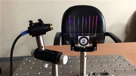 科技部於9日舉行研究成果記者會，團隊結合太陽能材料鈣鈦礦與光纖，研發出更輕薄、節能、平價的雷射元件。圖中為直徑100微米（µm）的雷射光纖，光纖上面塗滿元素組成比例不同的鈣鈦礦，就能輸出不同波段的光。中央社記者蘇思云攝 110年3月9日