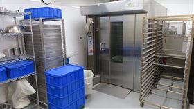 樂扉食品上月底遭舉發使用禁用於食品氮氣填充米餅，新北市衛生局本月5日再度前往複查，仍未符合衛生安全原則，判定複查不合格，重罰該公司180萬。（圖／新北市衛生局提供）