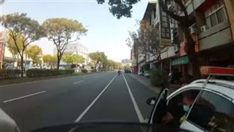 糗！警車突開門險撞騎士　被罵三寶