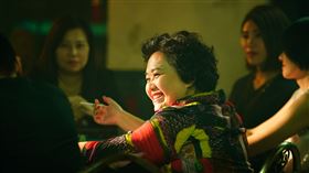 鍾欣凌在電影《當男人戀愛時》飾演大姐頭耍狠。（圖／由金盞花大影業提供）