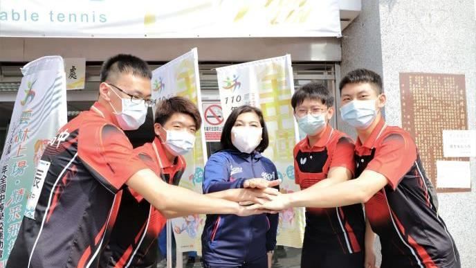 張麗善為選手加油打氣