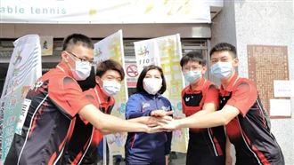 張麗善為選手加油打氣