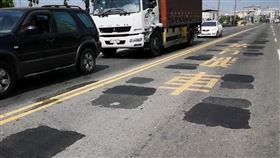 彰化社頭141縣道全台最強補丁路，瀝青補坑洞像是一片一片海苔，民眾痛批有礙觀瞻，行車宛如走在月球表面顛簸。(圖／翻攝畫面)