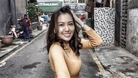 ▲女子求網友幫她把背後的印度人p走。（圖／翻攝自推特）