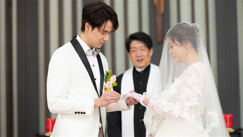 本土劇女星再嫁一次！浪漫白紗吻鮮肉