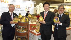 日首相輔佐官木原稔愛台灣鳳梨  送首相品嚐第46屆東京國際食品展9日登場，日本首相輔佐官木原稔（中）在駐日副代表蔡明耀（左）的陪同下參觀台灣館時帶了一顆台灣鳳梨給首相菅義偉品嚐。中央社記者楊明珠千葉攝  110年3月9日