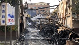 駁二特區本東倉庫商店災後斷垣殘壁「本東倉庫…到世界末日那天」，位於高雄駁二藝術特區的「本東倉庫商店」店外招牌這樣寫著，但商店已在深夜大火中燒得焦黑；曾經收容數隻毛小孩並販賣文具商品的文創空間，現在只剩下斷垣殘壁，木造屋頂結構全毀，留下檜木焚燒過的氣味。中央社記者侯文婷攝  110年3月9日