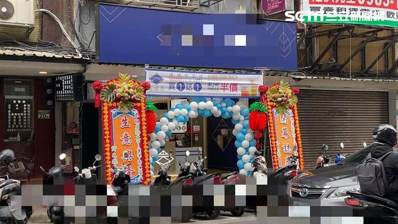 新店開張門前2護法　網驚：告別式？