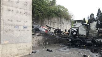 新／國三嚴重車禍　2拖板車翻落橋底