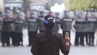 緬甸修女跪求軍警別開槍：先殺了我吧