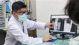 脊椎「地震」！ 2節變1節　68歲癱婦躺床生不如死（圖／光田綜合醫院提供）