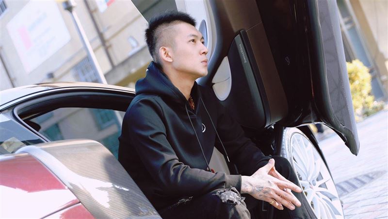 一見鍾情罔腰　癡情鳳梨曝分手原因