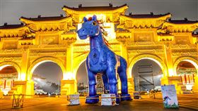 客委會與紙風車打造客家親子劇「雨馬」客家委員會與紙風車劇團聯手製作2021客家親子劇「雨馬」，以巨型行動裝置「雨馬」結合數位影像、歌舞特技與水火特效，打造台灣兒童劇展新規格。（紙風車劇團提供）中央社記者趙靜瑜傳真  110年3月9日