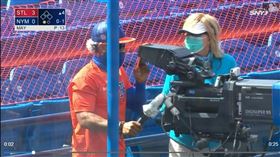 ▲林多（Francisco Lindor）場邊客串攝影師。（圖／翻攝自MLB官網）