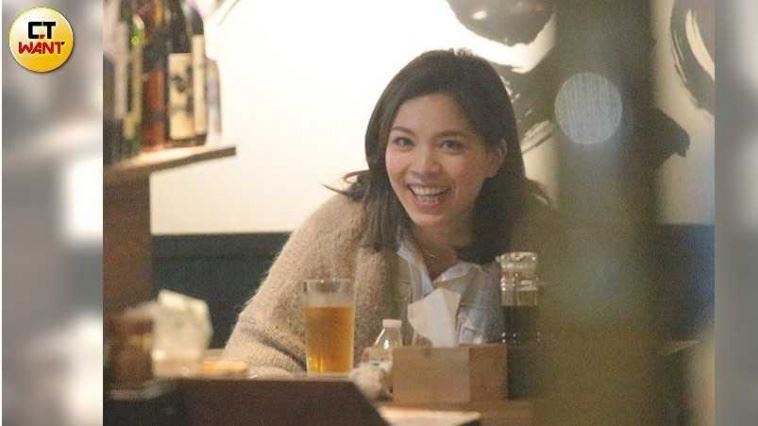 正妹議員認愛！羞吐男友送「一把蔥」