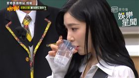 ▲Tiffany透露為了保養喉嚨與維持肌膚水嫩，平時都會喝大量的水。（圖／愛奇藝國際站 授權）