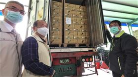 新加坡台商採購鳳梨台南出貨新加坡台商透過貿易公司採購25公噸台灣鳳梨準備銷往新加坡，首批10日在台南市楠西區裝櫃，台南市長黃偉哲（右）前往關心。中央社記者楊思瑞攝  110年3月10日