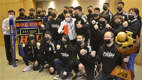 HBL男籃泰山奪冠  獻獎侯友宜109學年度HBL高中籃球聯賽男子組冠軍由新北市泰山高中奪得，球員們10日在新北市政會議上獻獎給市長侯友宜（2排中白衣者），侯友宜也鼓勵眾人持續加油。中央社記者黃旭昇攝  110年3月10日
