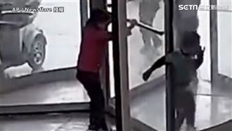 危險！孩童齊玩旋轉門　男童手卡隙縫