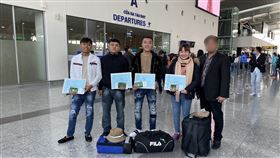 越南勞工赴台前在河內機場合影2020全年共有逾7萬名越南勞工赴海外工作，日本、台灣為前2大市場，分占3萬8891人、3萬4573人。圖為越南勞工赴台前在河內內排國際機場合影。（讀者提供）中央社記者陳家倫河內傳真  110年3月10日