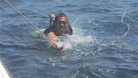 泰國海軍水手英勇救貓，游向沉船，網友讚翻。