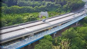 ▲民眾騎乘單車會穿越2座高架橋下方的橋墩群，景色非常壯觀。（圖／交通部觀光局提供）