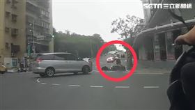 騎士犁田、機車噴出後，行人大叔瞬間反應過來，整個人躍起騰空，完美閃過。（圖／翻攝YouTube／YYKK LAI）