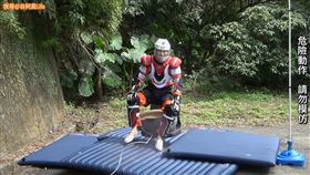 ▲谷阿莫拍攝電影實測單元，進行「安全氣囊實驗」。（圖／谷阿莫Life 授權）