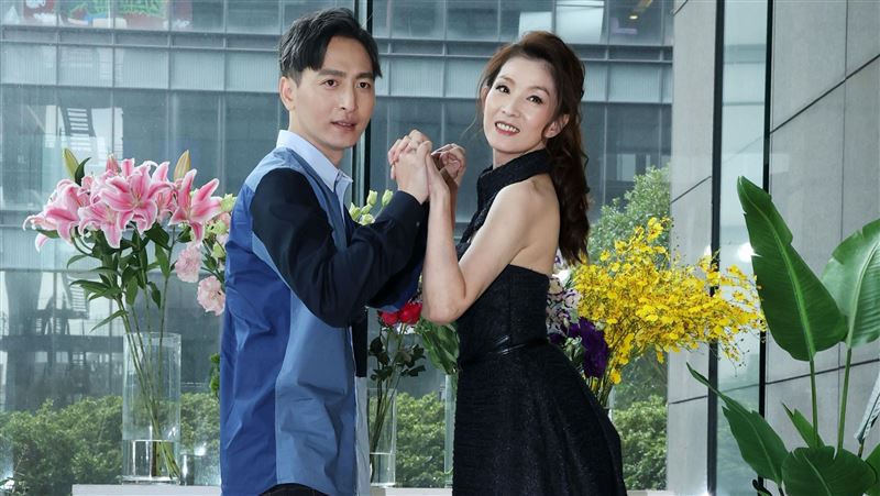 8點檔女神秀一片裸背　認了親到無感