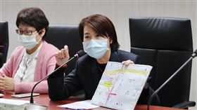 北市副市長黃珊珊（中）北市勞動局長陳信瑜（左二）、台北文化體育園區籌備處副執行長陳世浩（右二）、建管處長劉美秀（右一）、勞動局副局長江明志（左一）。勞動局提供