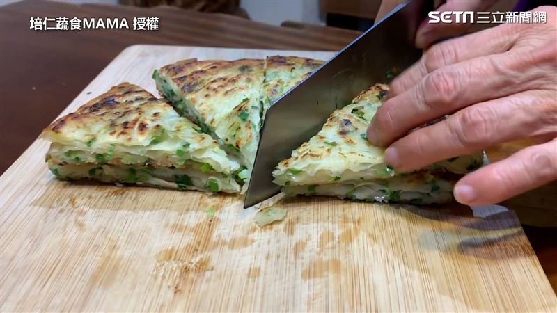 祖傳激脆蔥油餅  美味關鍵要摔餅