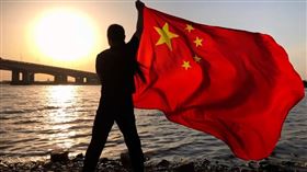 黃安高舉五星旗（圖／翻攝自黃安微博）