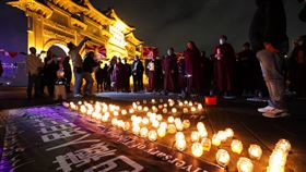 西藏抗暴日62週年晚會（2）在台藏人福利協會10日晚間在自由廣場舉辦「世界和平祈福點燈法會：310西藏抗暴日62週年晚會」，活動一開始時藏民唱誦經文。中央社記者吳家昇攝  110年3月10日