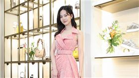 曾之喬出席2021春夏新品記者會，腳踩MAISEL粉色珠飾高跟涼鞋 NT$79,800;VENUS白色手拿包NT$45,800/ BON BON 水晶手提包NT$168,000。（圖／JIMMY CHOO提供）