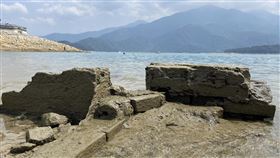 日月潭低水位　古厝殘存屋體露出日月潭近來水位偏低，讓水社地區黃姓家族位於涵碧半島的清朝祖厝殘存屋體石塊也露出水面，早年相關爭議也隨之躍上媒體版面。（黃家成員提供）中央社記者蕭博陽南投縣傳真　110年3月10日