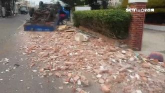 貨車失控翻「四輪朝天」　紅磚噴滿地
