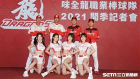 味全龍王維中、曾陶鎔穿上主場球衣，吳東融、劉基鴻展示客場球衣。（圖／記者邱榮吉攝影）