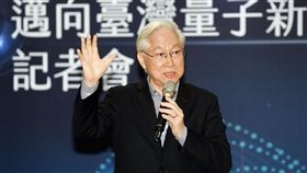 吳政忠：5年研發投入80億　打造量子國家隊科技部7日跨部會召開「邁向台灣量子新世代記者會」，科技部長吳政忠致詞表示，將共組量子國家隊，預計5年總計投入新台幣80億元，讓台灣持續在量子世代占關鍵角色。中央社記者施宗暉攝　109年12月7日
