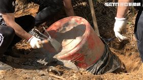 台中雙桶屍案  檢方查扣裝死者塑膠桶（1）男子徐德益等人，因嫌隙殺害16歲蔡姓少女後裝桶棄屍，徐德益又因詐騙土地案遭黃姓被害人指認，指示同夥殺害黃男裝桶棄屍。圖為檢方在苗栗縣銅鑼山區查獲裝有死者的塑膠桶。（檢方提供）中央社記者蘇木春傳真  110年3月11日