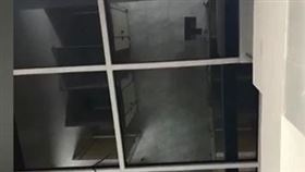 ▲廣州揭陽高鐵站天花板。（圖／翻攝自微博影片）